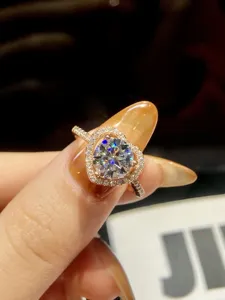 Detaillierte Makroaufnahme eines glanzvollen Herz Moissanit Rings mit kleinen Steinen.