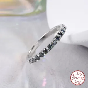 Nahaufnahme eines eleganten Sterlingsilber Ringes mit funkelnden bunten Zirkonsteinen.