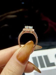 Wunderschöner Moissanit-Ring im Detail mit funkelndem Stein und Roségold-Fassung.