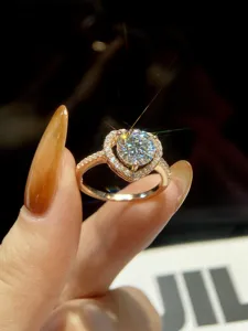 Nahaufnahme des funkelnden Herz Moissanit Rings mit intensivem Feuer und Diamanten.