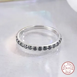 Minimalistischer 925er Sterlingsilber Ring mit bunten Moissanit Steinen für den Alltag.