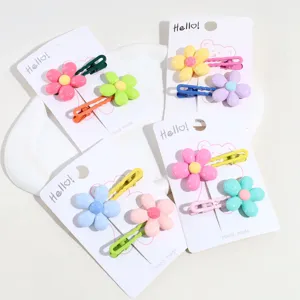 Vista detallada de pinzas para el cabello de flores coloridas estilo dopamina en tarjetas, tierno.