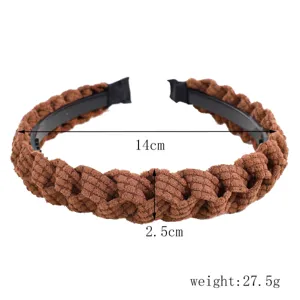 Detalle de diadema trenzada marrón con ancho de 14cm y grosor de 2.5cm para peinados de mujer.