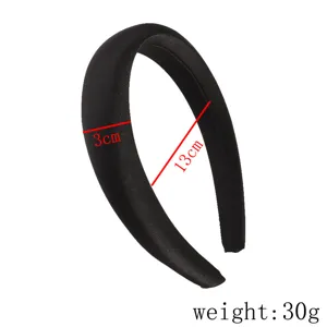 Détail de serre-tête en satin noir avec largeur de 3cm, longueur de 13cm et poids de 30g.