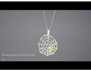 Primer plano detallado del colgante de araña y telaraña en plata con textura delicada.