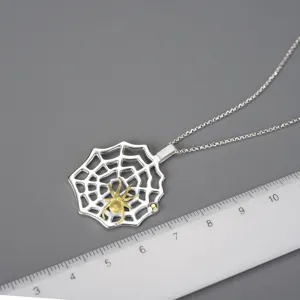 Collar con colgante de araña y telaraña de plata S925 con diseño de insecto trepador.