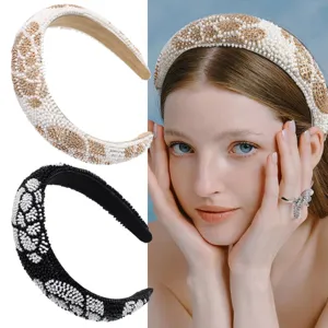 Detailansicht des handgefertigten Perlen-Haarreifs mit elegantem Blumenmuster und hohem Tragekomfort.