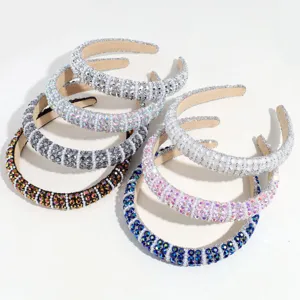 Detailansicht glitzernder Strass- und Perlen-Haarreifen im Barockstil in vielen Farben.