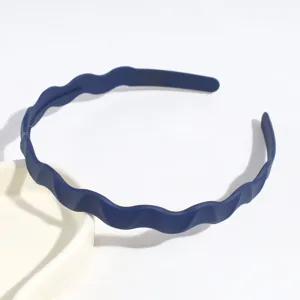 Serre-tête ondulé en plastique bleu minimaliste, accessoire de cheveux élégant et pratique.