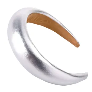 Vue détaillée du serre-tête argenté métallisé rembourré, montrant le design large.