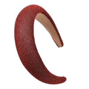 Gros plan du serre-tête rembourré à paillettes rouges montrant une texture brillante.