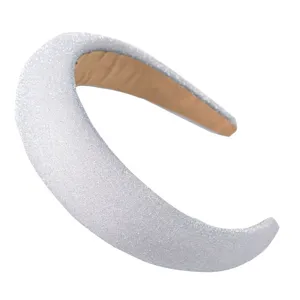 Gros plan du serre-tête rembourré à paillettes argentées, montrant une texture exquise.