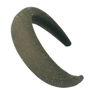 Gros plan détaillé d'un serre-tête large et rembourré à paillettes, accessoire élégant.