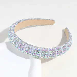 Detailansicht des funkelnden Strass Perlen Schwamm Haarreifs mit schoenen Kristallen.