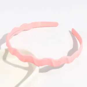 Serre-tete ondule en plastique rose vue detaillee, accessoire simple de couleur unie usage