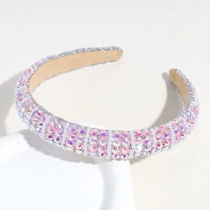 Glitzerndes rosa Strass und Perlen Haarreif Detail, mit exquisiter handgefertigter Kristalltextur.