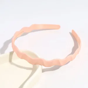 Serre-tête en plastique ondulé rose minimaliste pour usage quotidien et maquillage