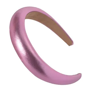 Détail de serre-tête rembourré métallique rose, cerceau cheveux en similicuir brillant.