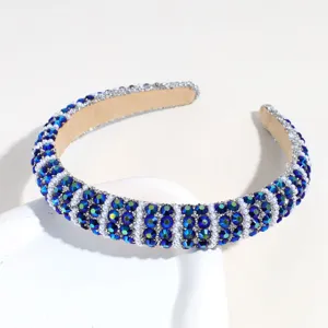 Detailansicht des eleganten barocken Strass- und Perlen-Haarbandes in dunklem Blau.