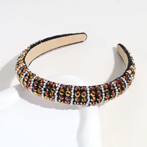 Detailansicht des funkelnden barocken Strass Perlen Haarreifs mit bunten Kristallen.