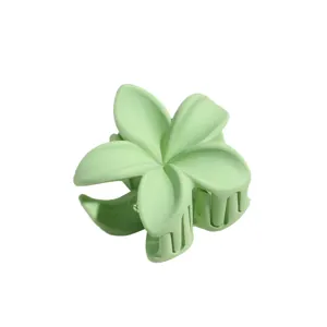 Matter grüner Blumen-Haarklammer, stilvolles minimalistisches Haaraccessoire für den Alltag.