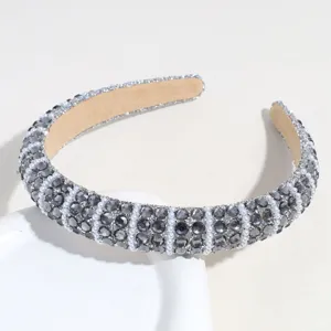 Nahaufnahme des glitzernden Strass Perlen Barock Haarreif, eleganter Haarschmuck für Damen
