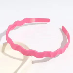 Serre-tête en plastique rose ondulé, accessoire de coiffure minimaliste pour le visage quotidien.