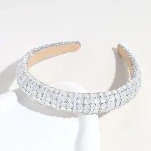 Detailaufnahme der luxuriösen barocken Strass- und Perlenhaarreif-Oberfläche im Detail.