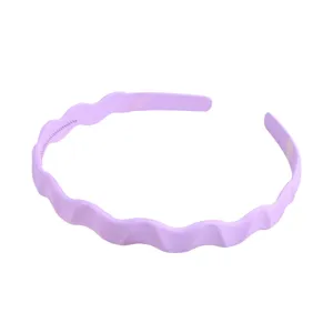 Bandeau ondulé violet, cerceau de cheveux en plastique simple pour le lavage du visage quotidien.
