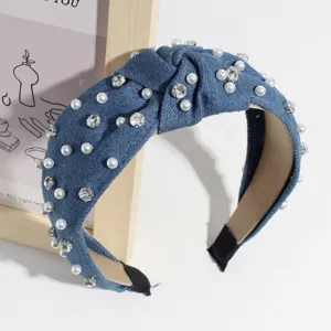Detailaufnahme des Jeans Perlen Haarreif mit elegantem Knotendesign und glänzenden Strasssteinen.