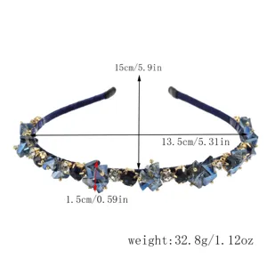Detalle de cerca de la lujosa diadema de cristal azul con gemas brillantes y elegantes.
