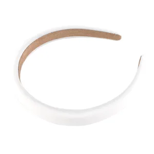 White padded headband detail view, soft fabric hair hoop for daily wear and washing.
