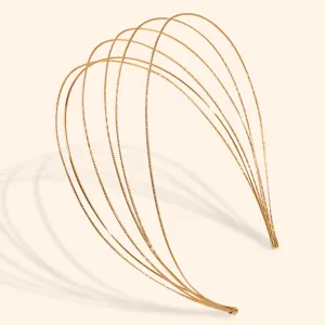 Nahaufnahme des filigranen mehrsträdrigen goldenen Metallhaarreifs im Detail für Accessoires.