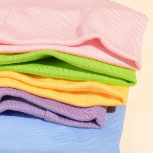 Primo piano dettagliato di fasce per capelli in morbida maglia elastica dai colori vivaci.