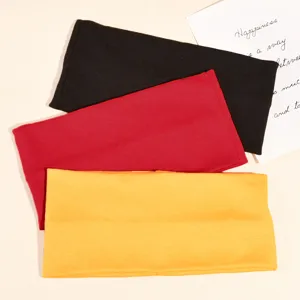 Fascia in maglia tinta unita per sport e yoga, vista dettagliata di tre fasce colorate.
