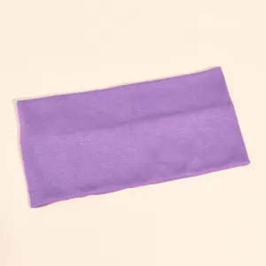 Vista dettagliata della fascia in maglia viola, fascia per capelli elastica per lo sport.