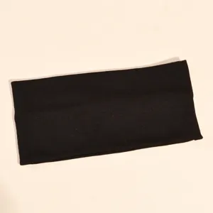 Dettaglio fascia in maglia nera, fascia elastica assorbente per sport e uso quotidiano.
