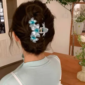 Elegante pinza per capelli a fiore sfumato blu per donne, pratico accessorio di stile.