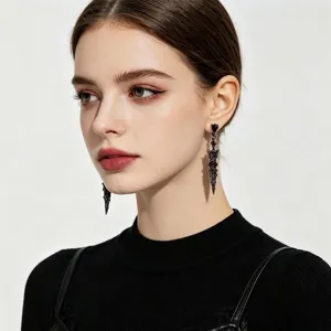 Nahaufnahme der dunklen Gothic-Ohrringe mit filigranem Metall-Dolch-Design Detailansicht.