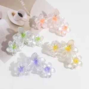 Dettaglio molletta per capelli a fiore sfumato, design triplo frangipani per acconciature.