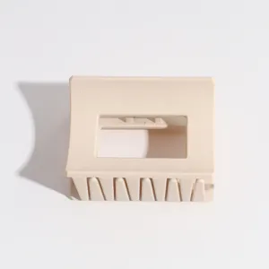 Detalle de cerca de una pinza para el pelo cuadrada minimalista de plástico color beige.