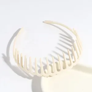Minimalist beige plastic toothed headband, anti-slip hair hoop daily hair accessories detail.