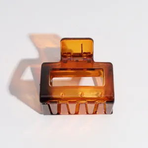Detalle de pinza de pelo cuadrada carey marrón, accesorio de pelo elegante para mujeres.