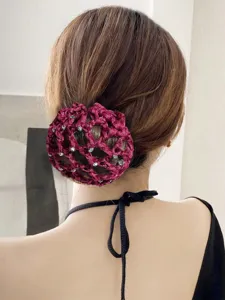 Strass geflochtenes Haarnetz Dutt-Abdeckung Detailansicht, elegantes weinrotes Mesh-Haaraccessoire.