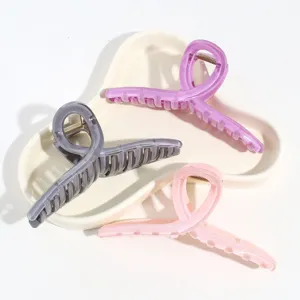 Detailansicht der kreativen Twist Acryl Haarklammern in eleganten Pastellfarben.
