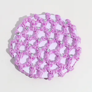 Nahaufnahme Detail des rosa Strass Haarnetz Dutt Netzes Accessoires für elegantes Styling.