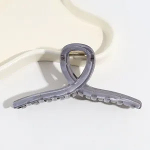 Nahaufnahme Detail graue Marmor Muster Haarklammer, elegantes minimalistisches Accessoire.