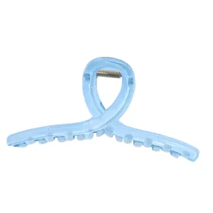Hellblauer, transparenter Plastik-Haarklemmer mit gekreuztem Design, tägliches Accessoire.