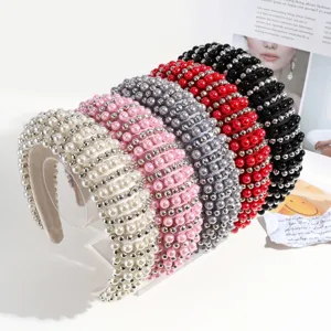 Vista dettagliata di fasce per capelli in spugna con perle, design denso e multicolore elegante.