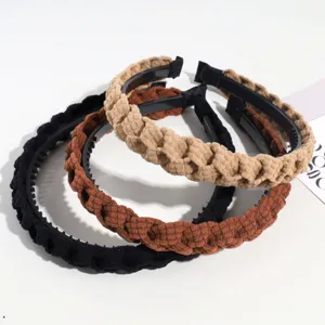 Set de tres diademas trenzadas de pana en tonos neutros, vista detallada de la textura.